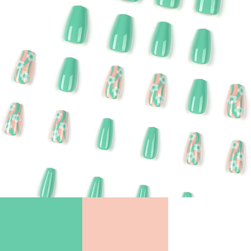 Kunstvolle Nagelverlängerungen im modernen floralem Design Brehn