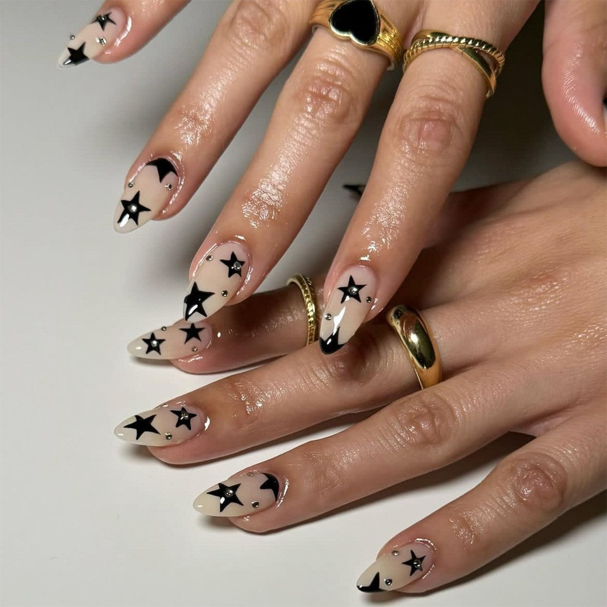Kreatives Kunstnagelset mit Leopardenmuster und Glitzerakzenten Brehn
