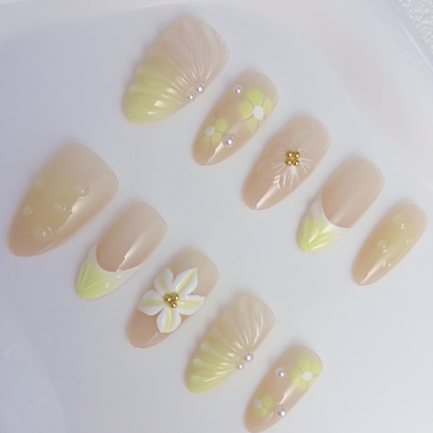 Elegante Kunstnägel mit floralen Akzenten Brehn