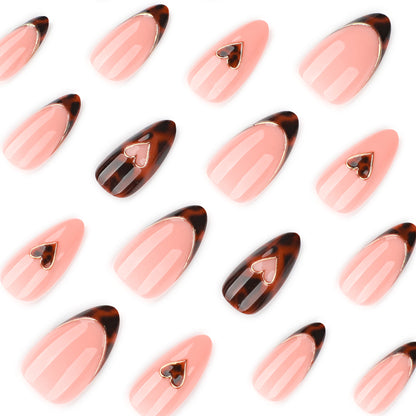 Kunstvolle Stiletto-Nägel mit elegantem Herzen-Design Brehn
