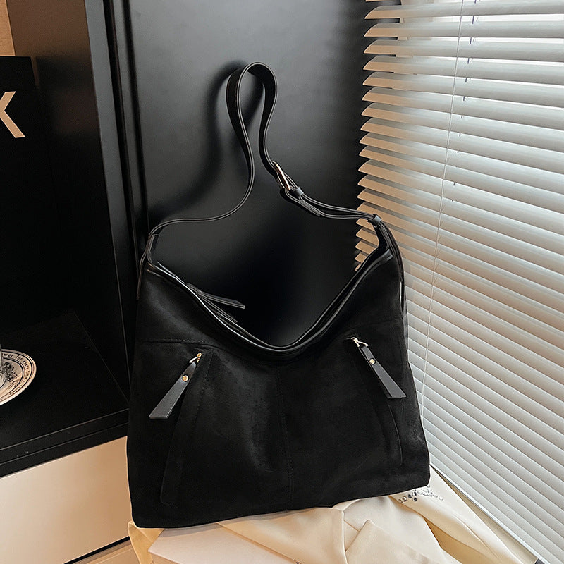 Stylische Wildleder Schultertasche