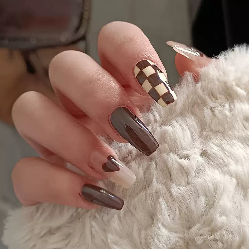Kunstnagelset mit stilvollen und modischen Akzenten Brehn