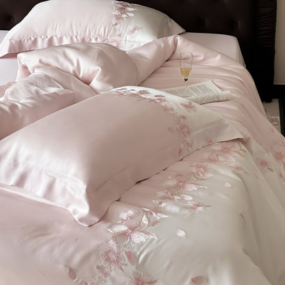 Luxuriöse Satin-Bettwäschegarnitur mit floraler Stickbordüre und seidig glänzender Oberfläche