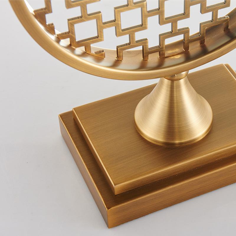 Dekorative Tischlampe mit geometrischem offenen Design