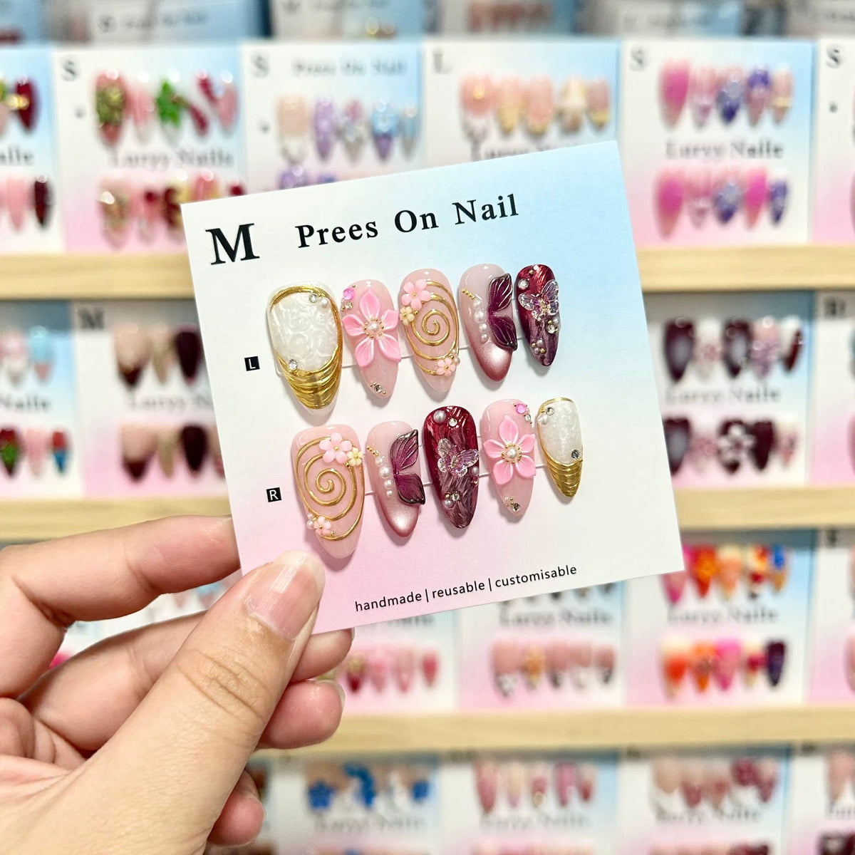 Dekoratives Press-On Nagelkunstset mit Blumendesigns