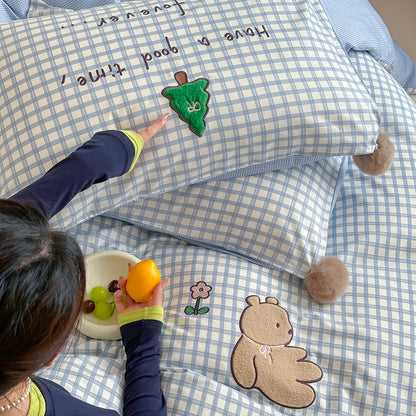 Kinder-Bettwäsche-Garnitur aus Baumwoll-Perkal mit Karomuster, Bärchen-Applikation und Bommel-Ecken