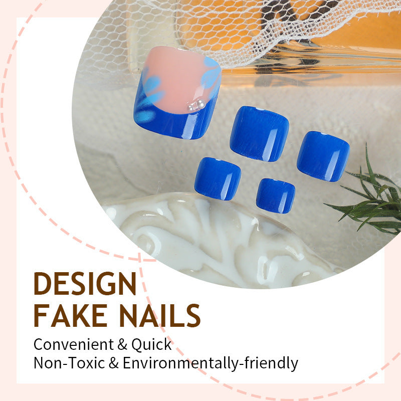 Kreatives Nagelset mit floralem Design und bunten Akzenten Brehn