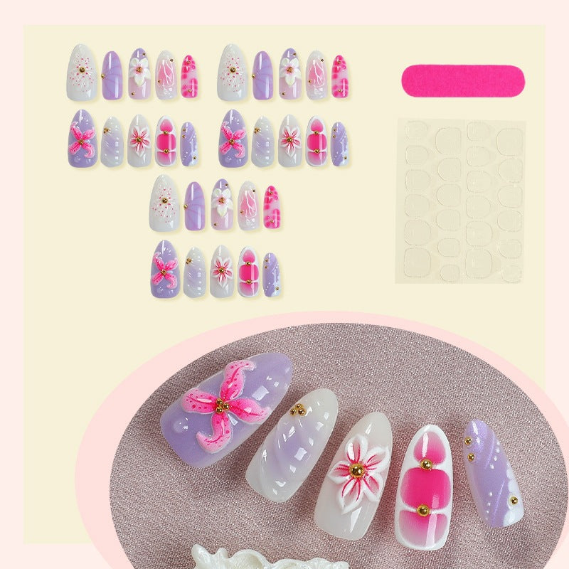 Kunstnagelset mit floralen und perlverzierten Elementen Brehn