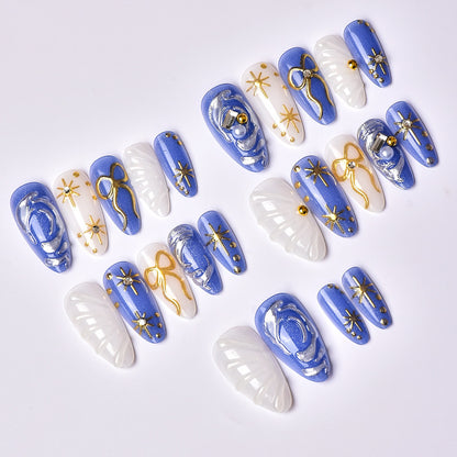 Künstlerisches Press-on-Nagelkunst-Set mit Gold- und Perlenakzenten Brehn