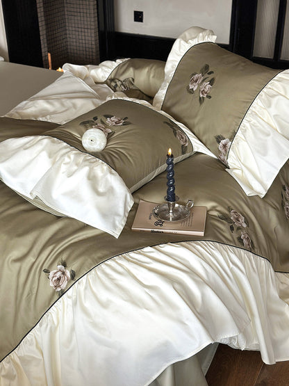 Luxuriöses Satin-Bettwäsche-Set mit Blumenstickerei und Rüschen
