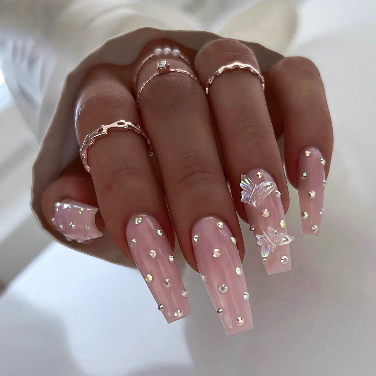 Künstliche Nagelspitzen mit glamourösen Strass- und Schmetterlingsmotiven Brehn