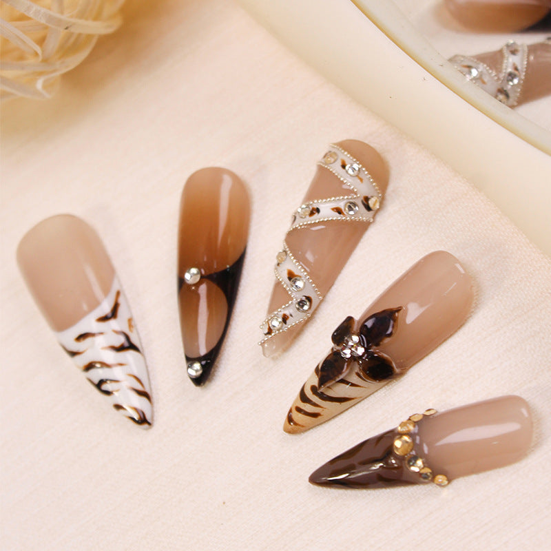 Kunstnägel mit extravaganten Designs und Glitzerakzenten Brehn