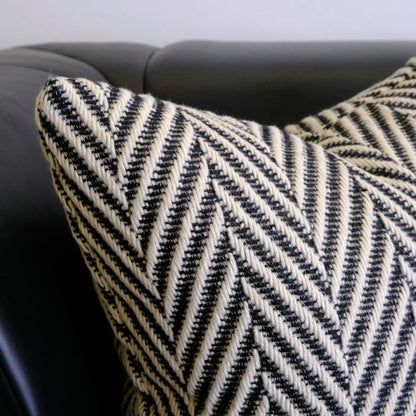 Strukturierter Chevron-Muster-Wurfkissen