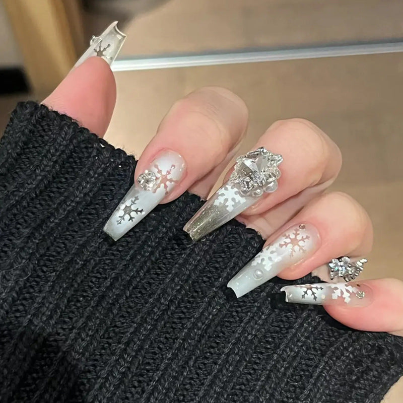 Kunstnagelset mit frostigem Schneeflocken-Design und funkelnden 3D-Applikationen Brehn