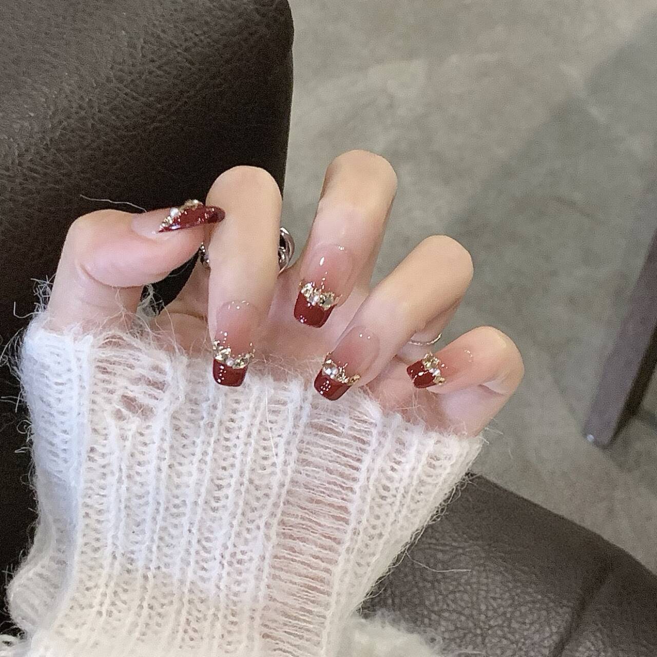 Elegante Press-On-Nagelkunst mit goldenen Akzenten Brehn