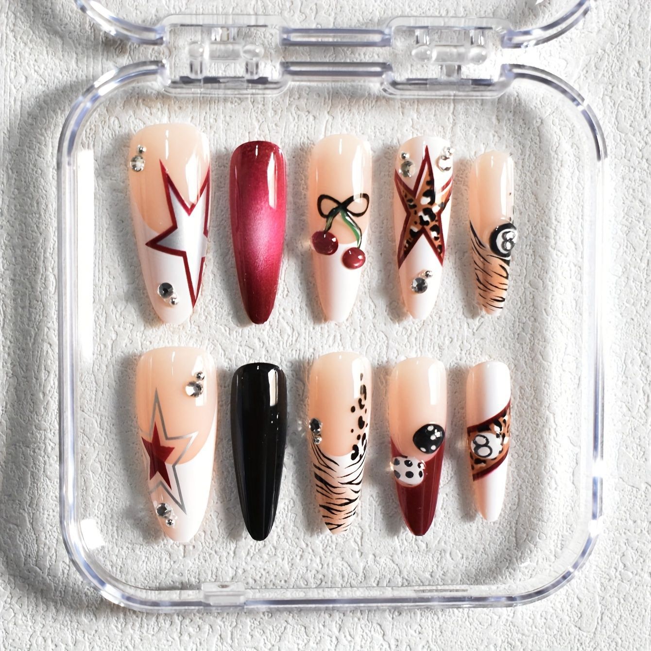 Künstlerisches Stiletto Press-On Nagelset mit einzigartigen Designs Brehn