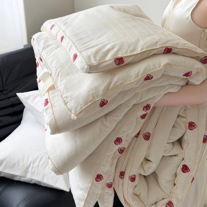 Steppbett aus Baumwollsatin mit gestickter Rosenborte