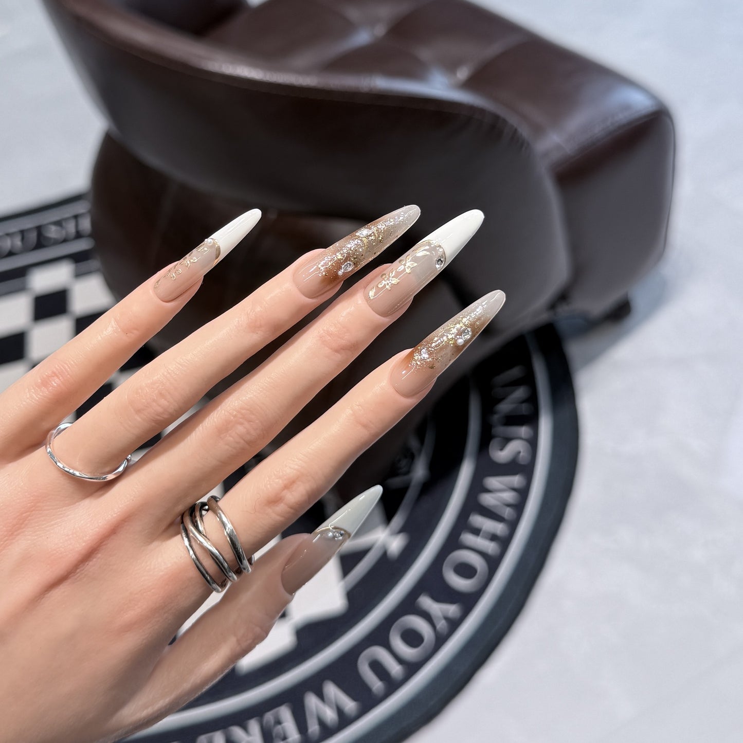 Elegantes Stiletto Press-On Nagelset mit floralem und glitzerndem Design Brehn