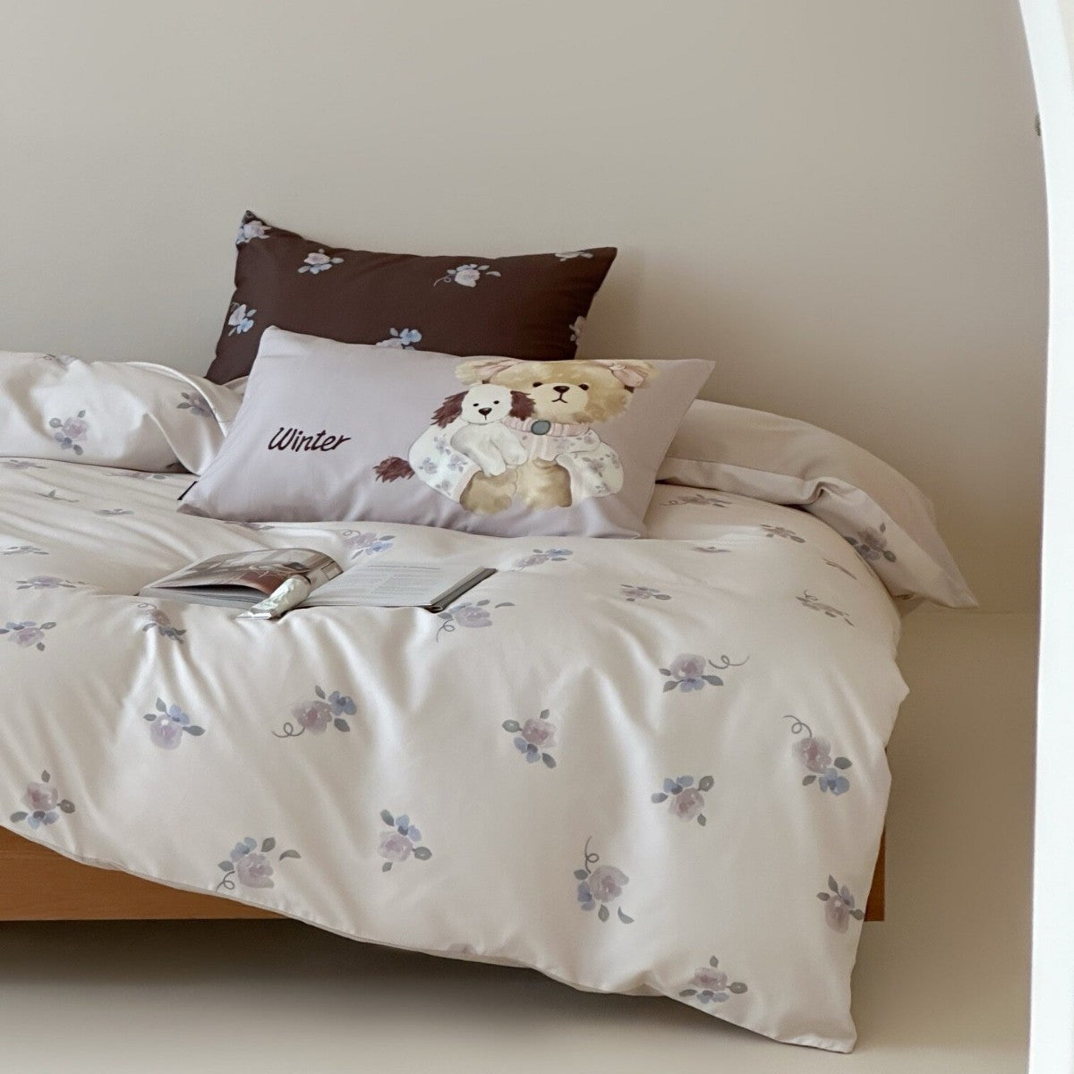 Mehrteiliges Bettbezug- und Kissenbezug-Set aus Baumwoll‑Musselin mit illustrativem Teddybär‑Familienprint