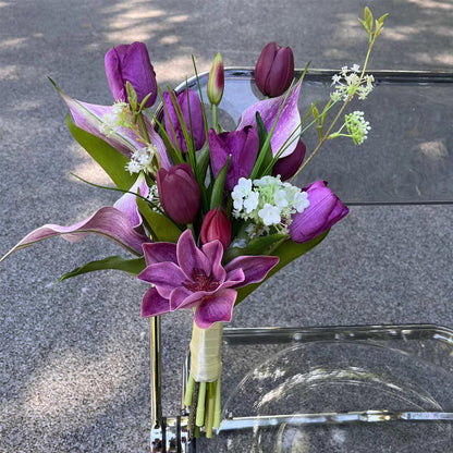 Künstlicher Blumenstrauß mit tropischem Grün