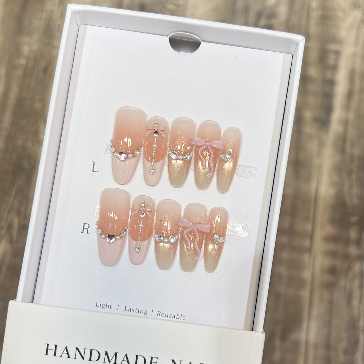 Dekorativer Stiletto Press-On-Nagelkunstset mit eleganten Bändern und Juwelen Brehn