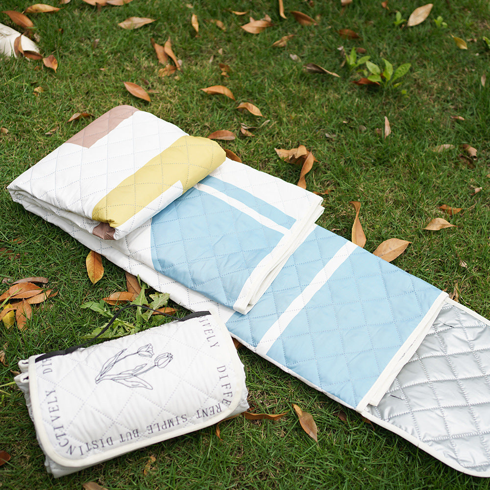 Stepp-Tagesdecke mit großfloraler Applikation und diamantgestepptem Relief Brehn