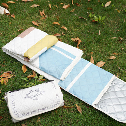 Stepp-Tagesdecke mit großfloraler Applikation und diamantgestepptem Relief Brehn