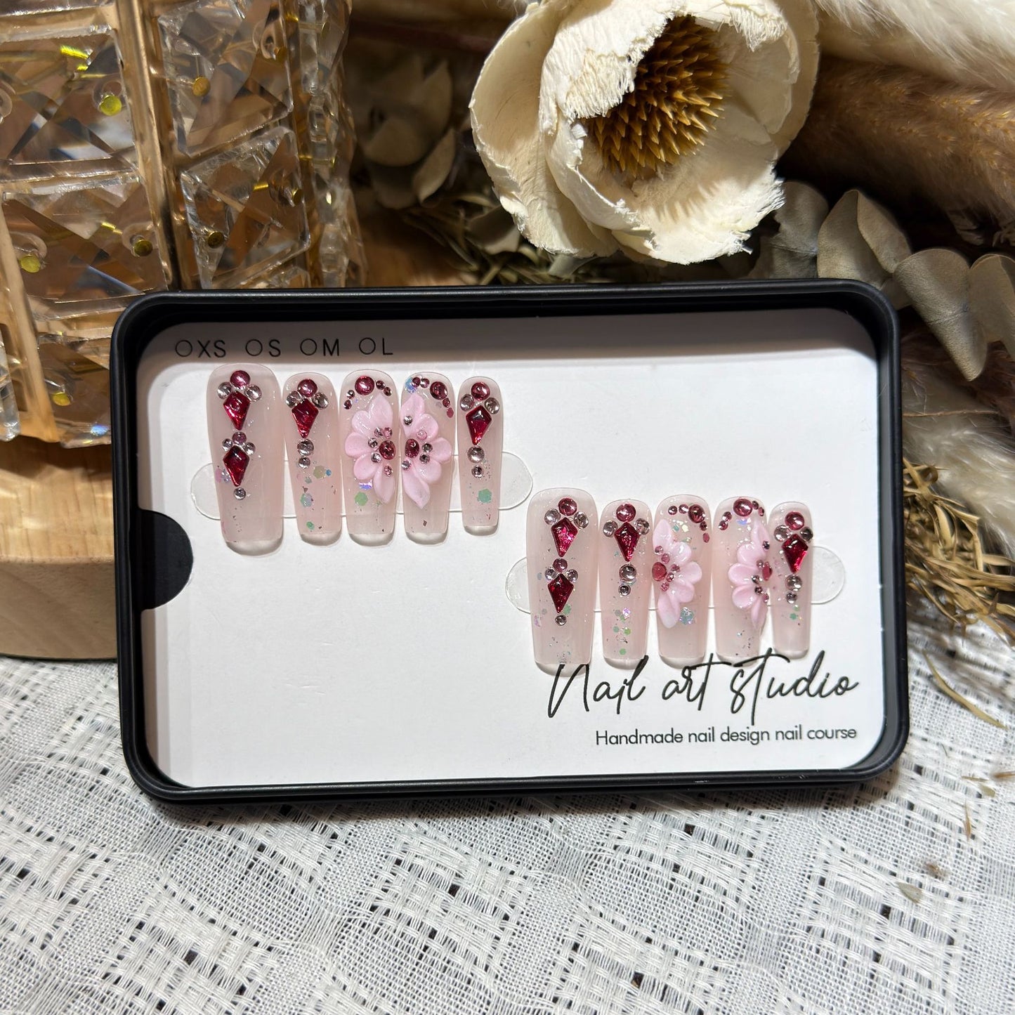 Blumenmotiv Press-On Nagelset mit Edelsteinakzenten Brehn