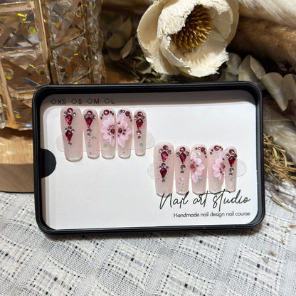 Blumenmotiv Press-On Nagelset mit Edelsteinakzenten Brehn