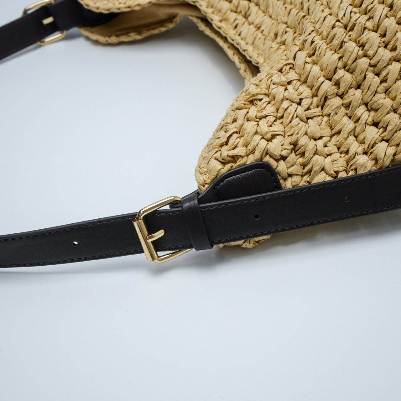 Geflochtene Umhängetasche Aus Natürlichem Material mit Eleganten Lederakzenten Brehn