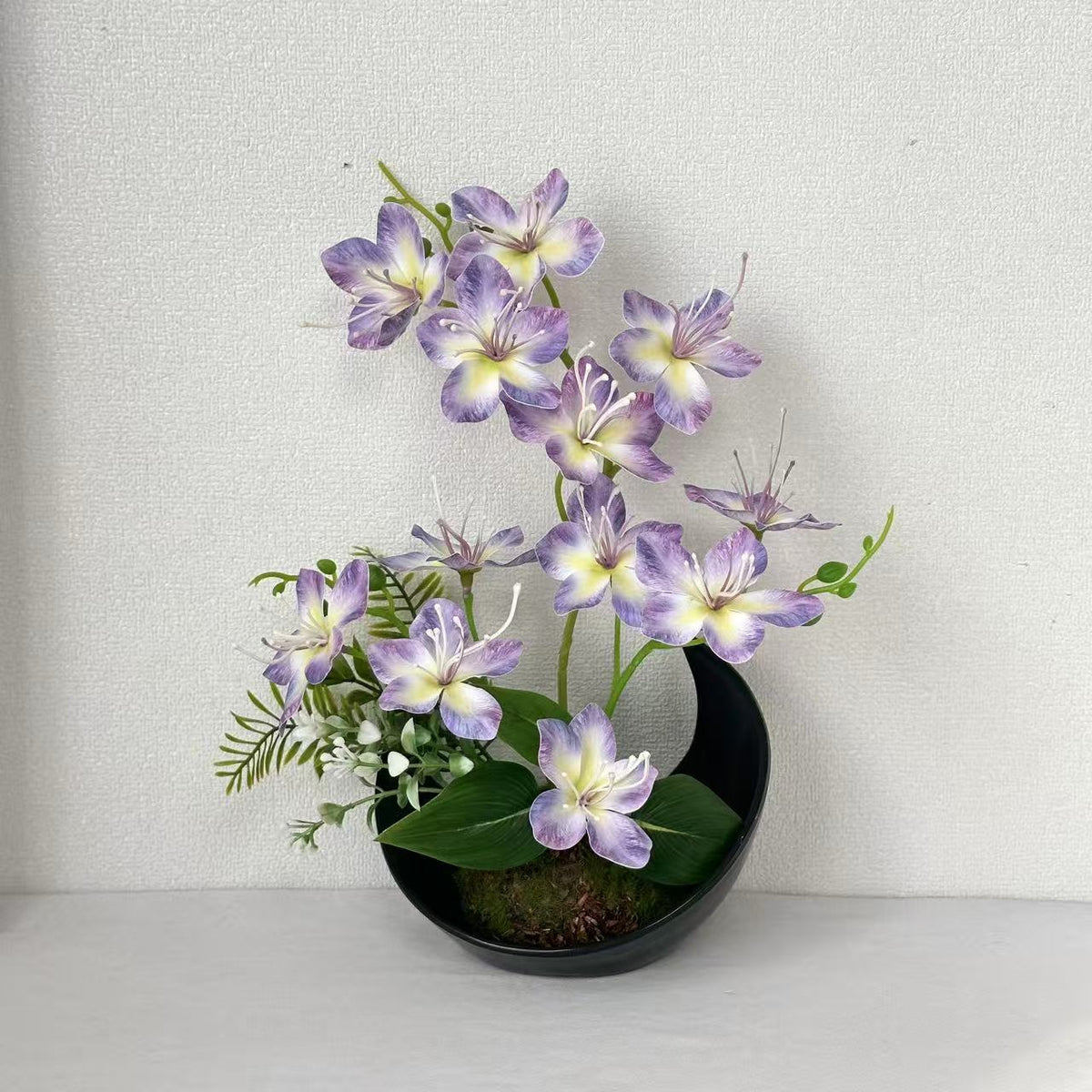 Lebensechte Blumenarrangements für die Innenausstellung