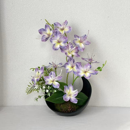 Lebensechte Blumenarrangements für die Innenausstellung