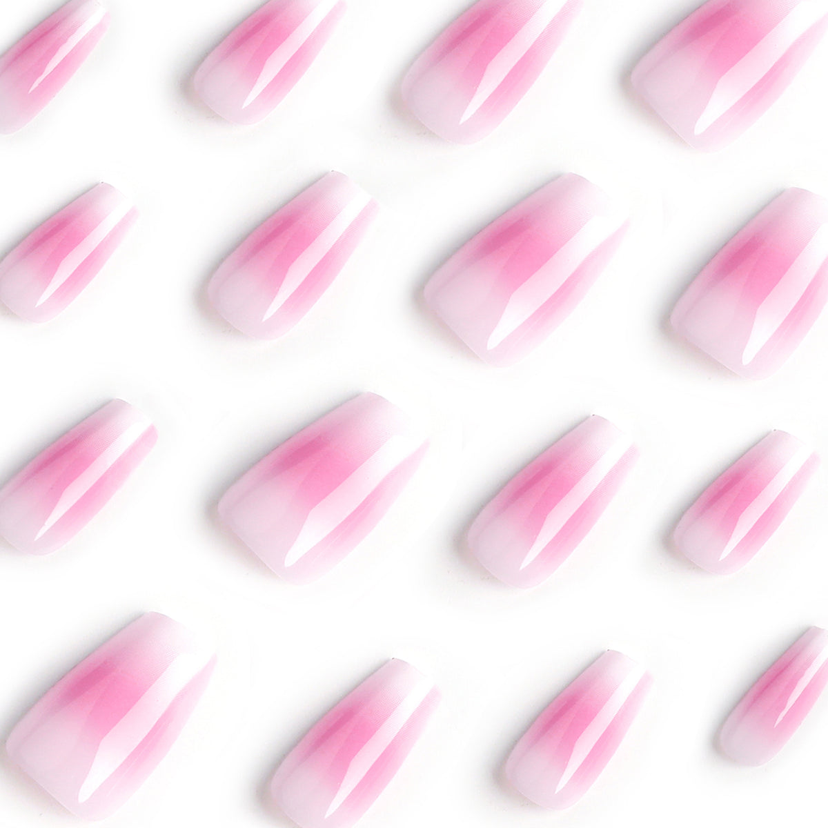 Kunstvolle Nagelverlängerungen mit zartem Ombre-Effekt Brehn