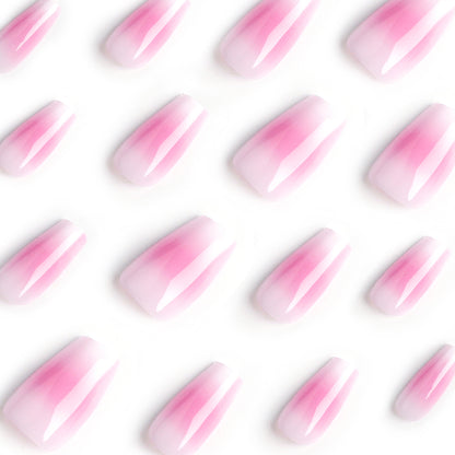 Kunstvolle Nagelverlängerungen mit zartem Ombre-Effekt Brehn