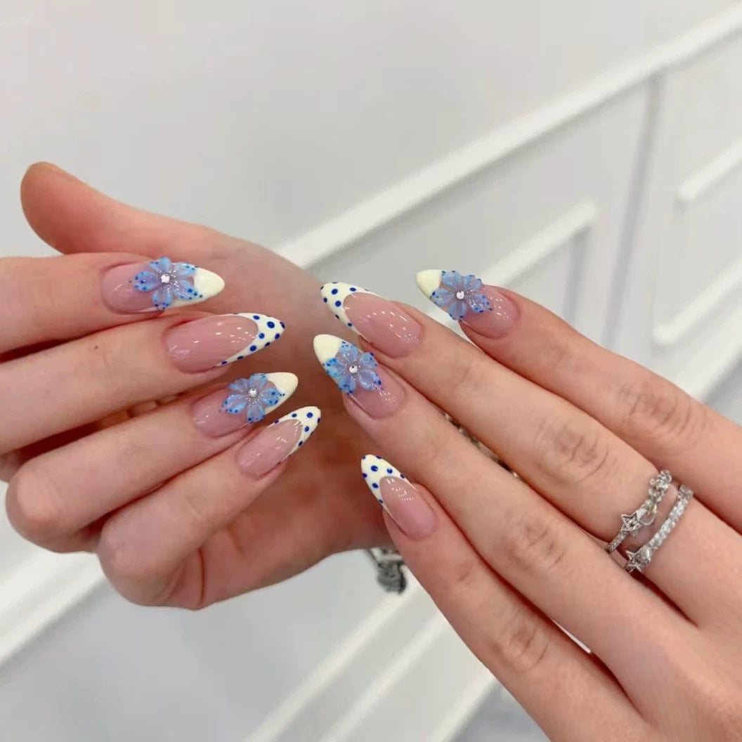 Künstlerisches Press-On-Nagelset mit floralem und Punktedesign Brehn