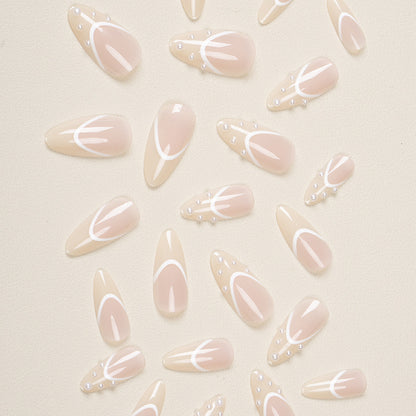 Elegantes mit Perlen verziertes Press-On-Nageldesign