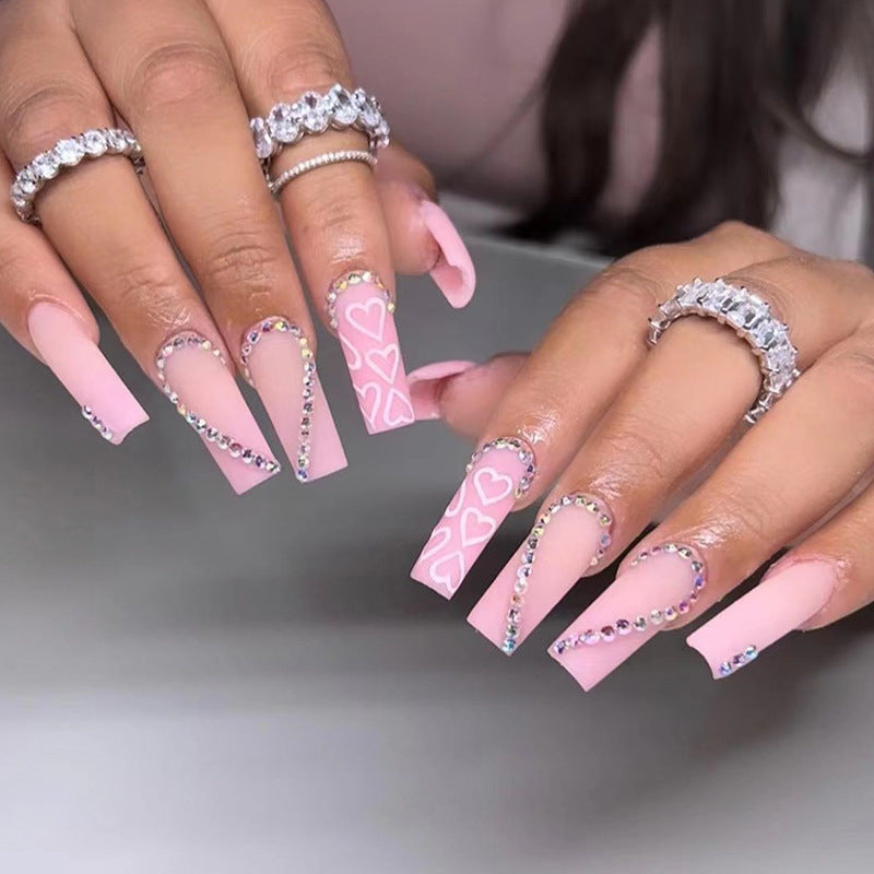 Kunstvolle Gel-Nägel mit elegantem Floral-Design und Glitzerakzenten Brehn