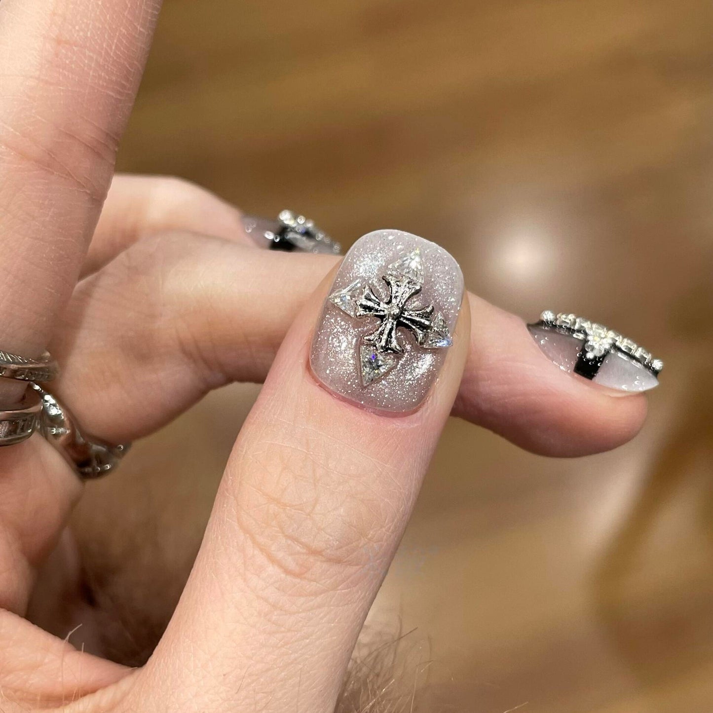 Glamouröse Kunstnägel mit Strass- und Glitzermotiven Brehn