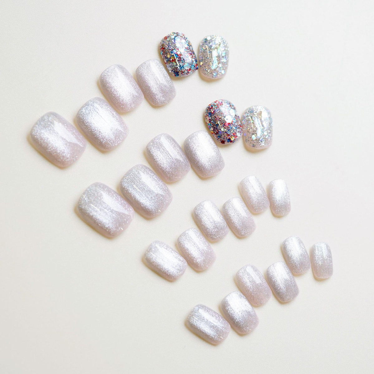 Glitzerndes Press-On Nagelset mit künstlerischem Foliendesign Brehn