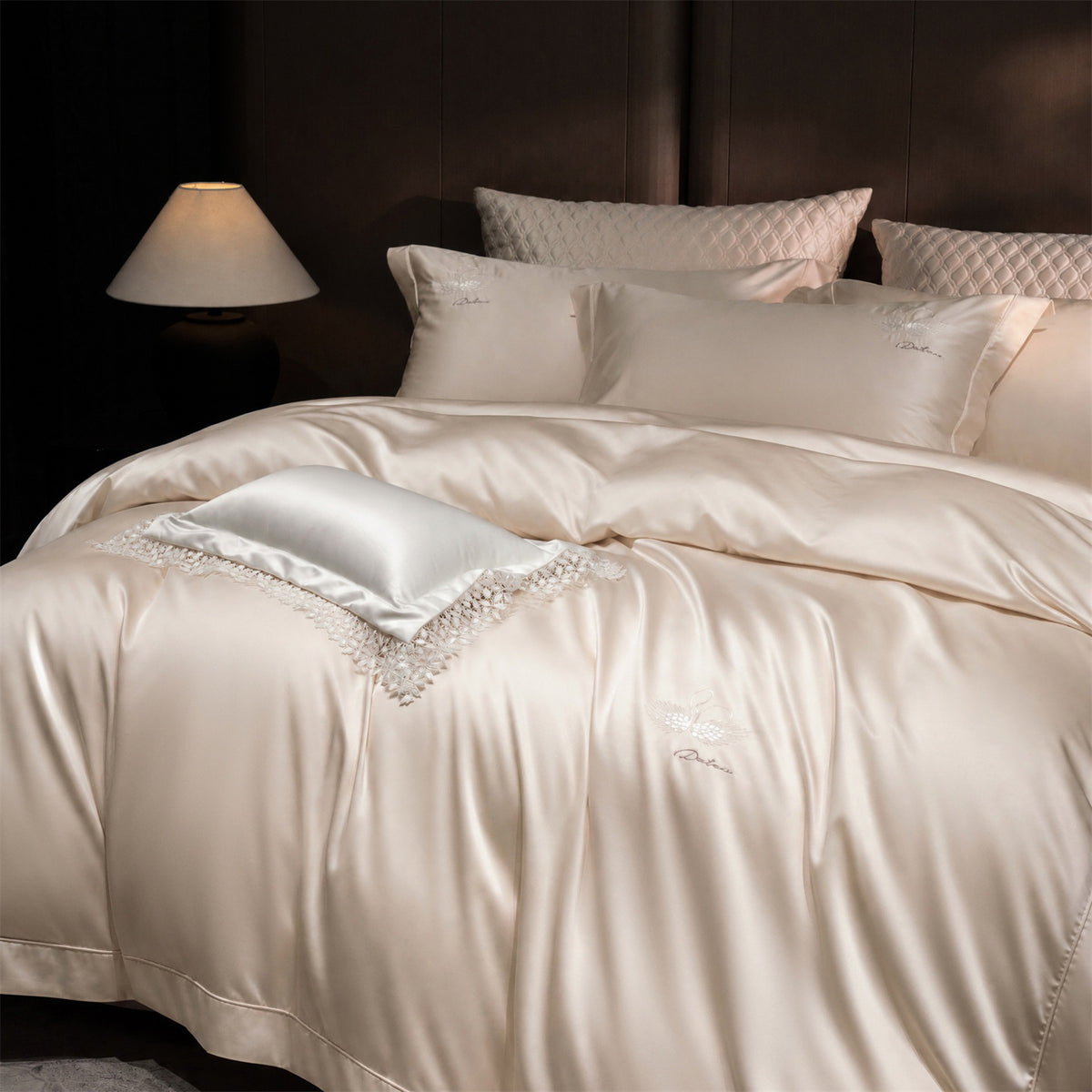 Luxuriöse Satin-Bettwäschegarnitur mit besticktem Schwanenmotiv und Spitzenkissen