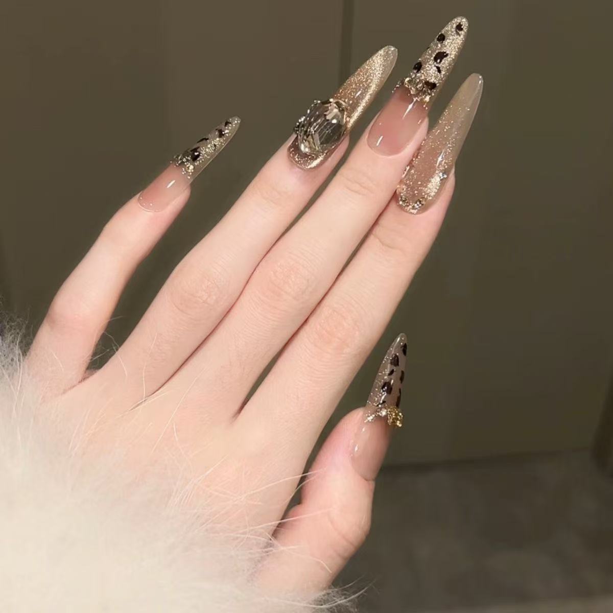 Glamouröse Strass-Nagelkunst
