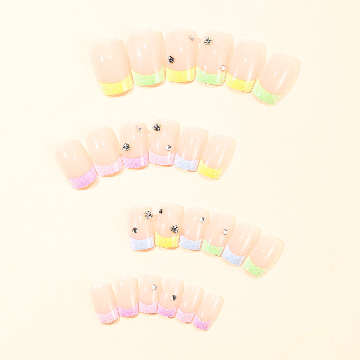 Elegante Pastell-Gradient-Nagelverlängerungen mit Strass-Akzenten Brehn