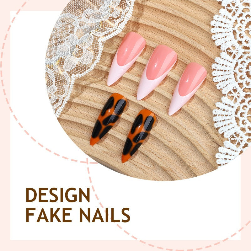 Kreatives Kunstnagelset mit bunten Motiven und unterschiedlichen Formen Brehn