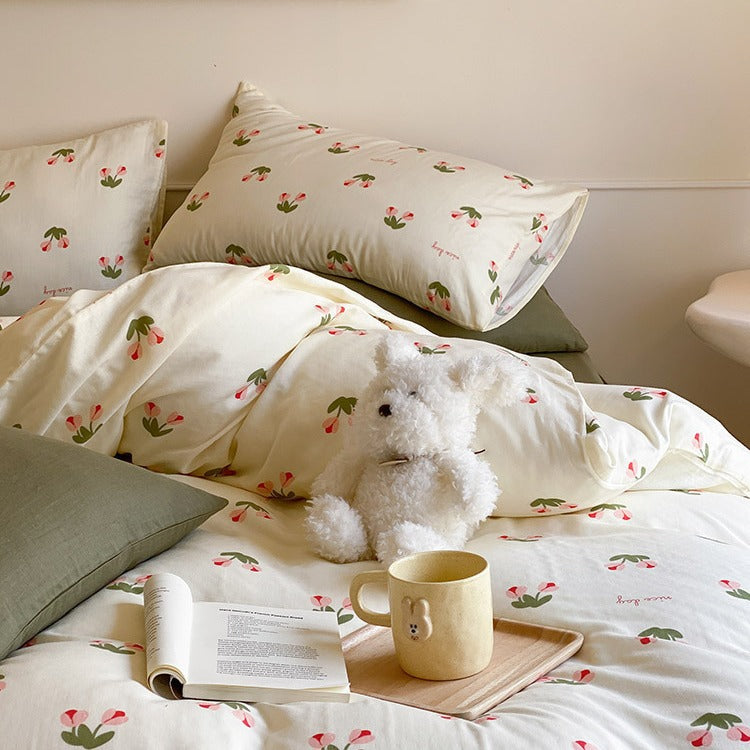 Baumwollsatin-Bettwäsche-Set mit verspieltem Erdbeer-Alloverprint und wendbarer Decke