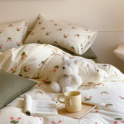 Baumwollsatin-Bettwäsche-Set mit verspieltem Erdbeer-Alloverprint und wendbarer Decke