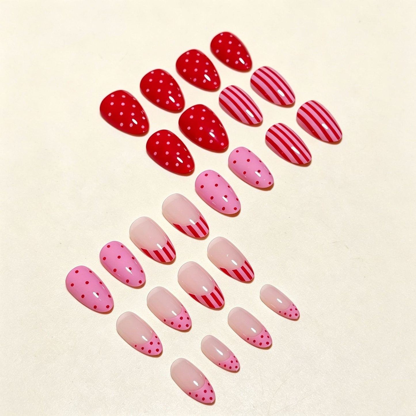 Künstlerisches Nageldesign mit Herz und Streifen Brehn