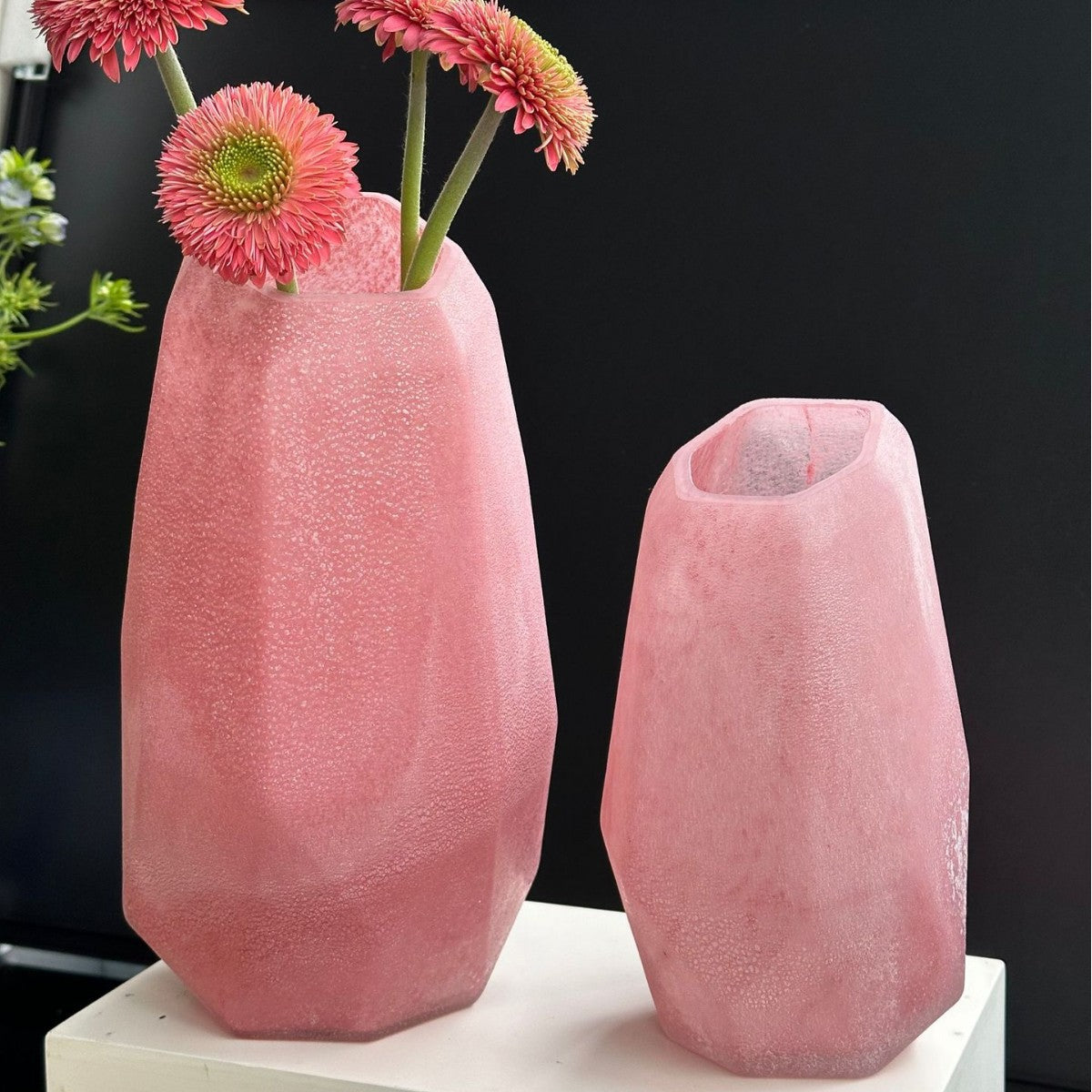 Geometrische Matte Keramische Hohe Tischvase mit Facettierter Basis Brehn