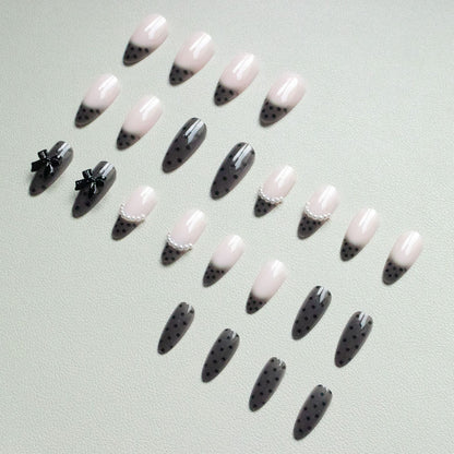 Elegantes Nagelkunst-Set mit Schleifenverzierungen
