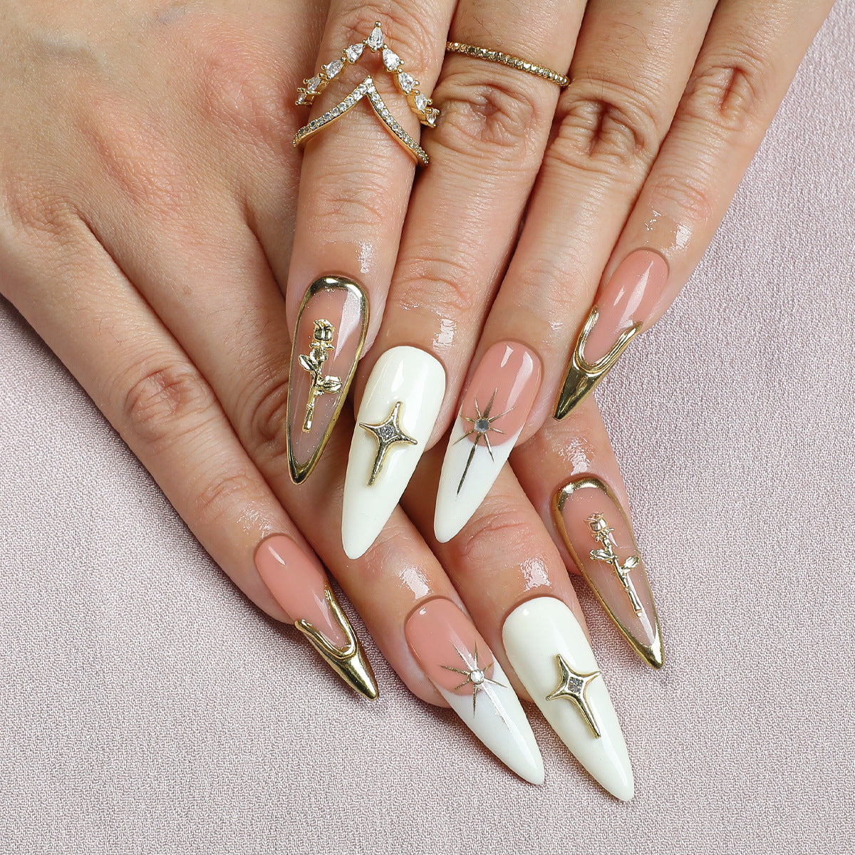 Kunstnagelset mit eleganten 3D-Verzierungen und luxuriösen Akzenten Brehn
