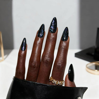 Kunstvolle Stiletto-Nägel mit schimmernden Effekten Brehn